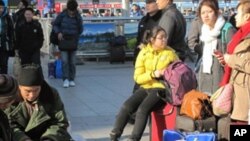 在北京站等候上车返乡的农民工(2012年1月21号资料照)