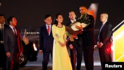 美国总统奥巴马在河内机场接受献花(2016年5月22日)