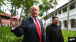 美国总统川普在新加坡与朝鲜领导人金正恩一同行走,并回答媒体问题(2018年6月12日)。