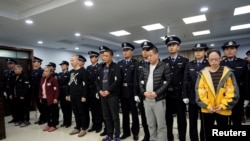 资料照片:2019年11月7日,中国河北邢台法院判处向美国走私贩运芬太尼的罪犯的刑罚。(路透社照片)