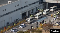 韩国从武汉撤侨的飞机抵达金浦国际机场后撤回的韩国人乘坐大巴车离开机场。(2020年1月31日)