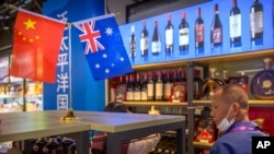 资料照片:中国上海国际进出口展览会上展出的澳大利亚葡萄酒(2020年11月5日)