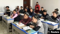 新疆政府为一小批外国记者组织了对乌鲁木齐一个“再教育营”的参观.维吾尔穆斯林学生正在上课。(2019年1月3日)