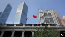 香港终审法院上飘扬的中国国旗和香港旗帜。(2017年5月29日)