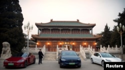 资料照:特斯拉CEO马斯克在北京与中国总理李克强会谈期间,一辆特斯拉汽车停在中南海的一所建筑外。(2019年1月9日)