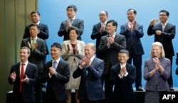 2016年9月24日,中国国家主席习近平访问美国华盛顿州雷德蒙德的微软园区,会见参加中美互联网论坛的美中互联网大公司主管,习近平入场时,人们鼓掌。前排左起:脸书(Facebook)的创始人和首席执行官马克·扎克伯格(Mark Zuckerberg),京东公司的刘强东,思科系統公司(Cisco Systems)的董事长兼CEO钱伯斯,阿里巴巴集团领导人马云,IBM首席执行官罗睿兰(Virginia M. Rometty)。第二排左侧第一人是搜狐的张朝阳。