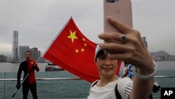 资料照:在香港的中国支持者展示中国国旗并自拍。(2019年8月17日)