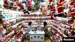 2018年12月17日,中国浙江省义乌市义乌批发市场的一个销售圣诞产品的商店