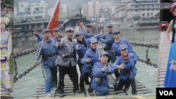 红色景点泸定桥的游客租用红军军服拍照(2010年,美国之音张楠拍摄)