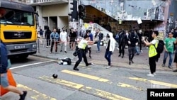 香港一名警察2019年11月11日在西湾河向示威者实弹开枪。(视频截图)