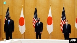 资料照片:美国国务卿布林肯(中)和美防长奥斯汀(左)在东京与日本首相菅义伟合影。(2021年3月16日)