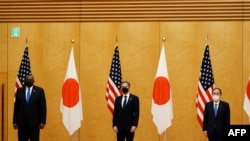 美国国务卿布林肯(中)和美防长奥斯汀(左)在东京与日本首相菅义伟合影。(2021年3月16日)