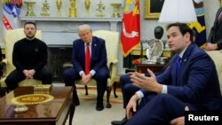 Ngoại trưởng Hoa Kỳ Marco Rubio (phải) trong một cuộc gặp với Tổng thống Ukraine Zelenskyy và ông Trump tại Nhà Trắng.