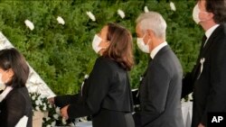 美国副总统哈里斯(左二)2022年9月27日出席日本前首相安倍的国葬。(美联社)