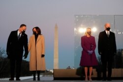 美国当选总统拜登和妻子吉尔、当选副总统哈里斯和丈夫埃姆霍夫在就职宣誓的前一晚站在华盛顿纪念碑前。(2021年1月19日)