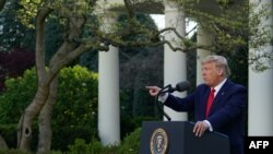 美国总统特朗普在白宫玫瑰园举行的“新型冠状病毒特别工作组”新闻发布会上回答记者提问(2020年3月30日)。