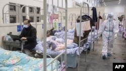 武汉轻症新冠病毒感染者被收住在一所临时改建的方舱医院里。(2020年2月17日)