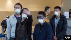 戴着口罩的中国旅客在洛杉矶国际机场等待飞往上海的临时机位。(2020年2月2日资料照)