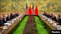 美国财政部长姆努钦和贸易代表莱特希泽等美国高官同中国副总理刘鹤率领的中方代表团会谈(2019年2月14日路透社)