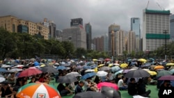 香港市民星期天(8月11日)不顾警方只准许在维多利亚公园集会的命令继续游行抗议。