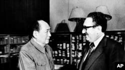 1973年11月12日,中共主席毛泽东和美国国务卿基辛格博士在北京中南海握手。