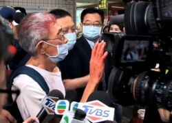 前香港铜锣湾书店店长林荣基(中)在台重启铜锣湾书店前夕遭泼红漆。(2020年4月21日)