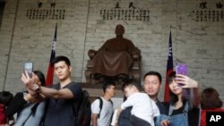 资料照:中国游客在台北中正纪念堂蒋介石铜像前拍照。(2019年4月4日)