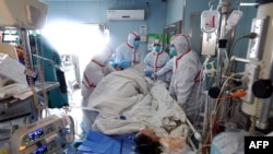 2017年2月12日,一名H7N9禽流感患者在中国湖北省武汉的一家医院接受治疗。