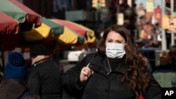 2020年1月30日,一名医药公司女职员在纽约街头行走。她说戴口罩是因为担心感染新冠状病毒。