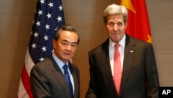 美国国务卿克里(右)与中国外长王毅在慕尼黑参加有关叙利亚安全会议期间举行会谈。(2016年2月12日)