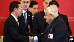 2016年3月20日,美国前国务卿基辛格博士在北京与中共中央常委张高丽握手。