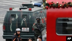 守卫在北京三里屯的武警。(2015年12月27日)