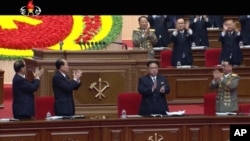 2016年5月7日,朝鲜官方电视台画面显示金正恩在平壤召开的劳动党七大上鼓掌。