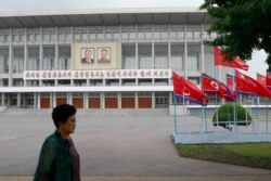中国领导人习近平访问平壤之际,平壤街头的朝鲜与中国国旗。(2019年6月20日)