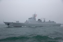 中国海军052D型贵阳号导弹驱逐舰在青岛附近参加海军演练。(2019年4月23日)