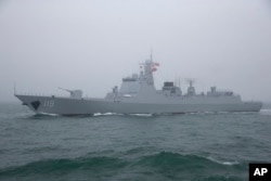 中国海军052D型贵阳号导弹驱逐舰在青岛附近参加海军演练。(2019年4月23日)