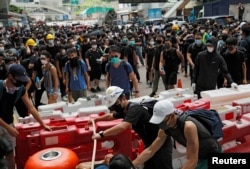 2019年6月21日,香港抗议者在示威中使用路障封锁道路,要求香港领导人下台,撤回引渡法案