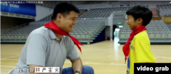 在中国共青团一个宣传MV里的一个镜头,中国著名运动员姚明和中国少先队队员都佩戴红领巾。这个MV邀请包括姚明、韩庚和TFBOYS在内的多位体坛、乐坛名人出镜,翻唱《我们是共产主义接班人》(视频截图)