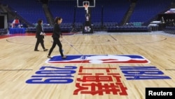 上海梅赛德斯-奔驰文化中心的工作人员在为NBA湖人队和篮网队的比赛做准备。(2019年10月10日)