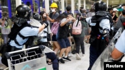 香港当地时间星期二(8月13日)深夜,防暴警察冲进香港国际机场与示威者发生冲突