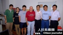 朱瑞峰(右三)与美国之音驻北京记者张楠(右二)及中国社会问题学者胡星斗教授(右一)等合影。图片来源:人民监督网