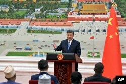 资料照:中国领导人习近平在人大会堂发表讲话。(2023年4月24日)