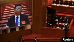 北京人大会堂举行的全国人大年度会议大屏幕上显示中国领导人习近平在出席会议。(2021年3月8日)