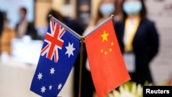 在上海举行的第三届中国国际进口博览会展台上的澳大利亚和中国国旗。(2020年11月6日)