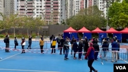 香港爆发Omicorn变种病毒社区感染,1月14日大批市民到铜锣湾维多利亚公园流动检测站,接受强制病毒检测 (美国之音/汤惠芸)