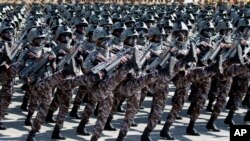 资料照:朝鲜士兵在平壤参加朝鲜建国70周年阅兵式。(2018年9月9日)