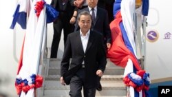 中国外交部长王毅抵达老挝参加有关新冠病毒问题的东盟-中国特别外长会议。(2020年2月19日)