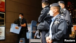 2021年12月29日香港警察国安处称六名《立场新闻》管理层“串谋出版煽动性出版物”而被捕后,警察在《立场新闻》办公室搜查并收集证据