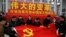 在北京举行的中国改革开放40周年纪念展上人们展开一面中共党旗。(2018年11月14日)
