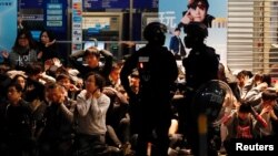 香港防暴警察在获得警方批准的元旦大游行期间抓捕了大批示威民众。(2020年1月1日)